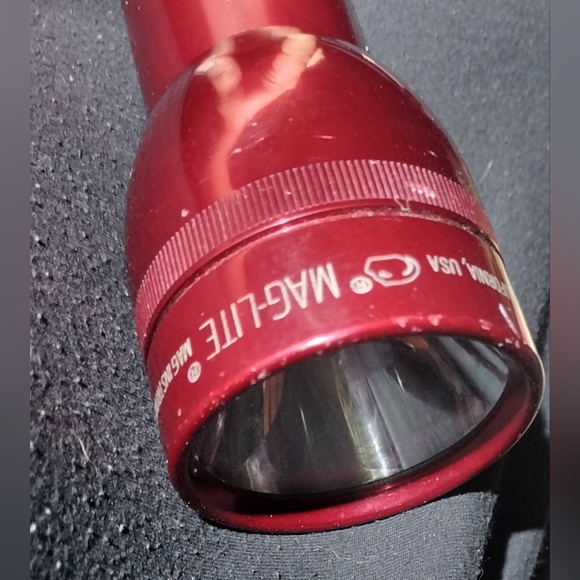 Mag-Lite Mag Instrument Flashlight in Red - Picture 4 of 4